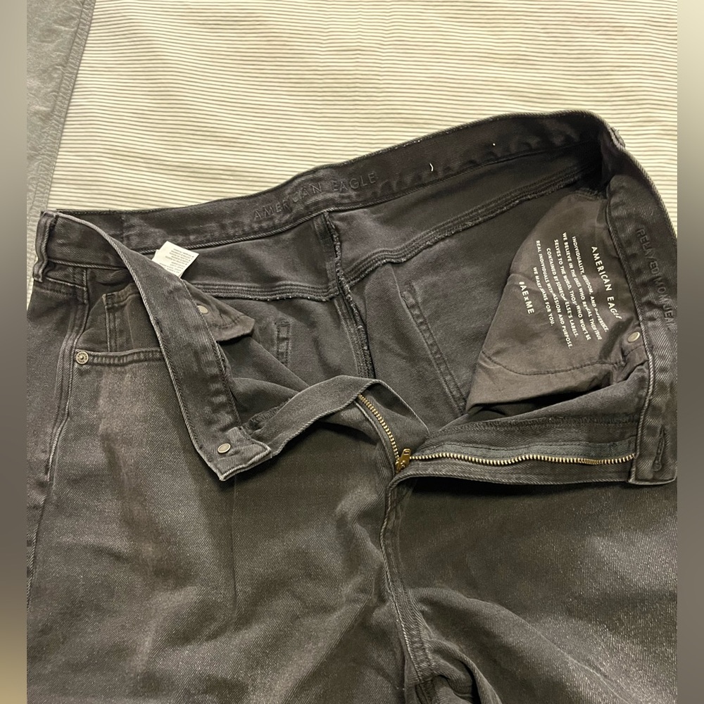 American Eagle MOM JEAN!   Used once, distressed BROKEN KNEE area look. US 18